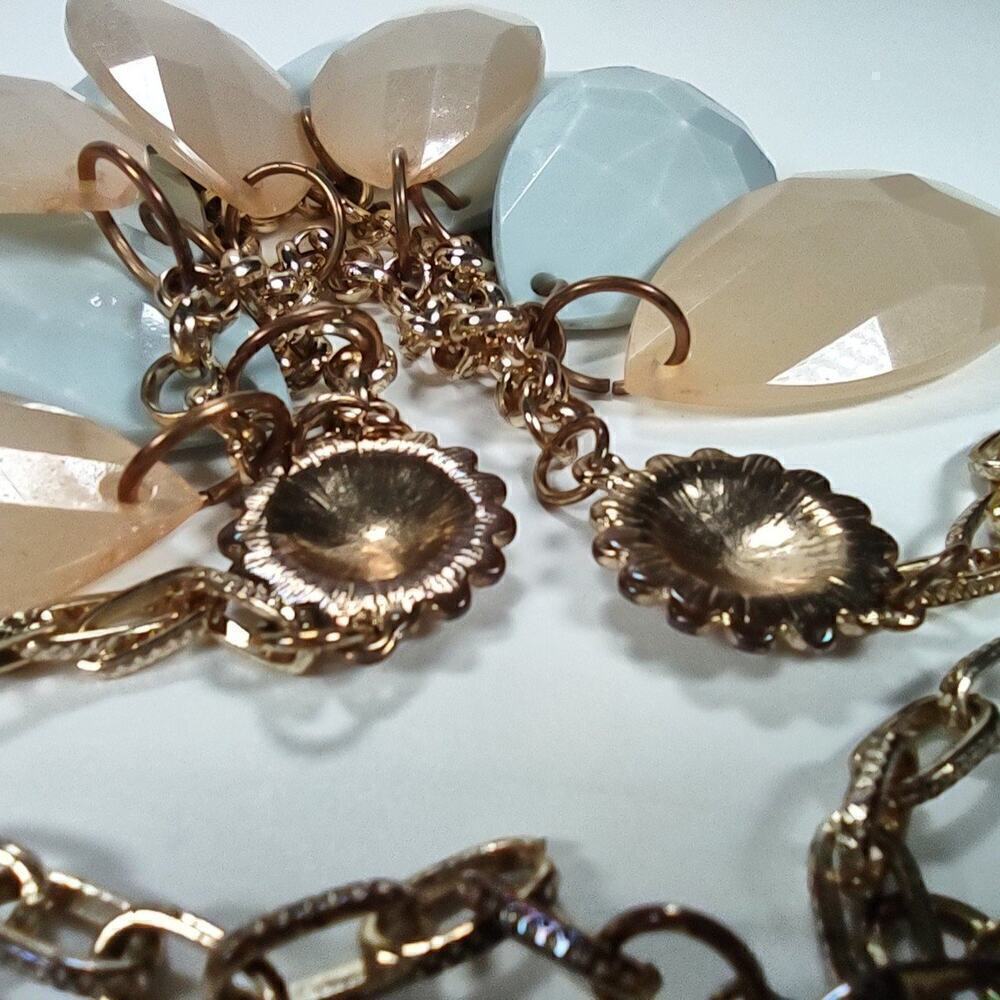 Vintage Beige and Blue Gray Teardrop Acrylic Bib Statement Necklace Unsign - Picture 6 of 6